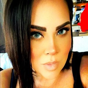 Meet your Posher, Claudia